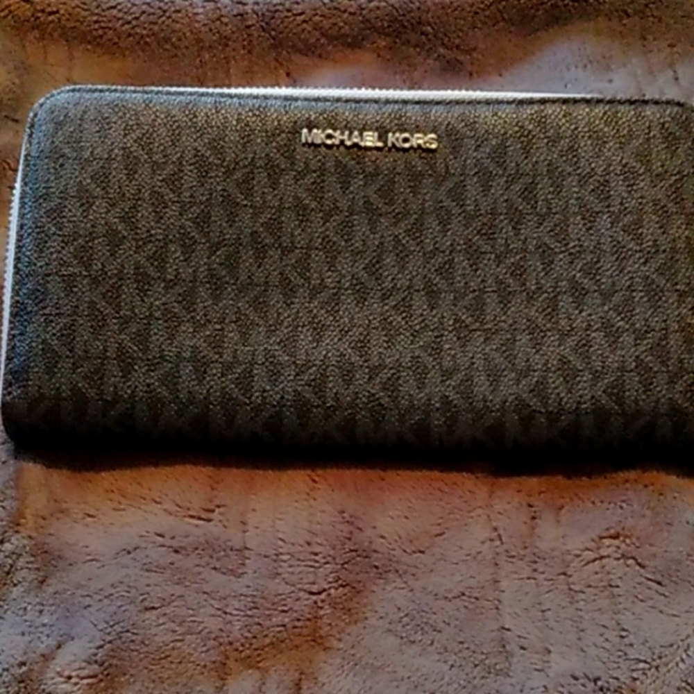 Michael kors travel wallet